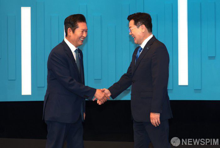[서울=뉴스핌] 국회사진기자단 = 정청래, 박찬대 더불어민주당 당대표 후보가 16일 오후 서울 양천구 목동 SBS에서 열린 TV토론회에서 악수하고 있다. 2025.07.16 photo@newspim.com