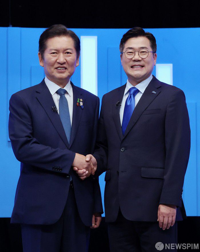 [서울=뉴스핌] 국회사진기자단 = 정청래, 박찬대 더불어민주당 당대표 후보가 16일 오후 서울 양천구 목동 SBS에서 열린 TV토론회에 앞서 기념촬영을 하고 있다. 2025.07.16 photo@newspim.com