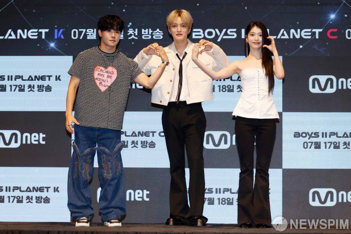 [서울=뉴스핌] 류기찬 인턴기자 = C플래닛 마스터 제이릭, 김재중, 샤오팅이 16일 오전 서울 구로구 디큐브시티 더 세인트에서 열린 오디션 프로그램 '보이즈 2 플래닛' 제작발표회에서 포즈를 취하고 있다. '보이즈 2 플래닛'은 K-POP 정상에 오르기 위한 소년들의 도전기를 그린 글로벌 서바이벌 프로그램이다. 2025.07.16 ryuchan0925@newspim.com