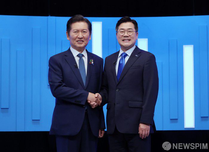 [서울=뉴스핌] 국회사진기자단 = 정청래, 박찬대 더불어민주당 당대표 후보가 16일 오후 서울 양천구 목동 SBS에서 열린 TV토론회에 앞서 기념촬영을 하고 있다. 2025.07.16 photo@newspim.com