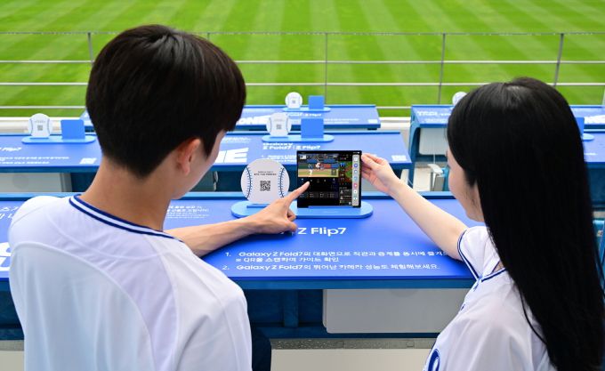 대구 삼성 라이온즈 파크 '루프탑석'에서 방문객들이 '갤럭시 Z 폴드7'의 대화면으로 멀티태스킹 기능을 체험하는 모습. [사진=삼성전자]