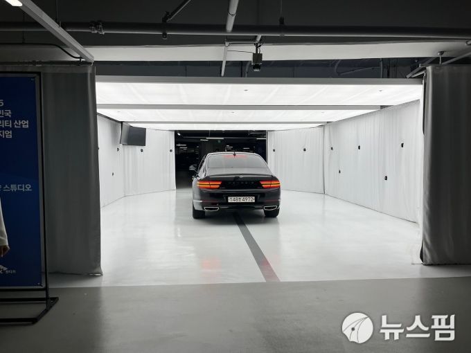 [천안=뉴스핌] 조수빈 기자 = 지난 15일 방문한 천안의 SK렌터카 오토옥션. 23개 카메라가 차량 외관을 촬영하고 있다. [사진=조수빈 기자] 2025.07.17 beans@newspim.com