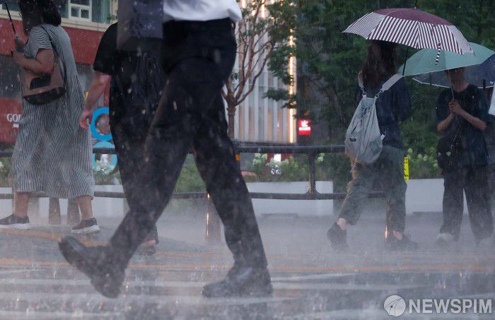 [서울=뉴스핌] 류기찬 인턴기자 = 서울에 강한 비가 내리고 있는 17일 오전 서울 종로구 광화문광장 일대에서 시민들이 이동하고 있다. 2025.07.17 ryuchan0925@newspim.com