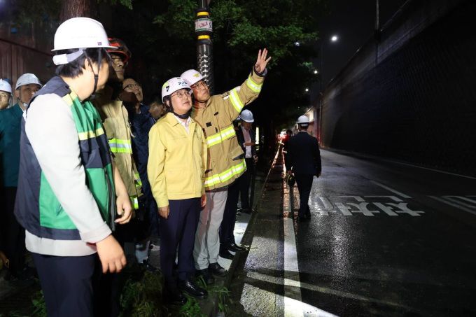김동연 경기도지사는 16일 밤 10시경 오산시 가장교차로 인근 옹벽 붕괴 사고 현장을 찾아 "인명 구조에 최대한 집중하고, 사고 원인과 책임 소재를 철저히 규명하라"고 지시했다. [사진=경기도]