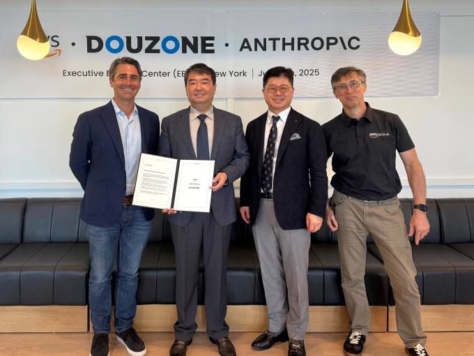 [서울=뉴스핌] 김연순 기자 = 더존비즈온은 16일(미국 현지시간) 미국 맨해튼 재비츠컨벤션센터에서 아마존웹서비스(AWS), 앤트로픽(Anthropic)과 AI 기술 활용 및 글로벌 확산에 관한 업무협약을 체결했다. (사진 왼쪽부터) '앤트로픽' 댄 로젠탈 글로벌 파트너십 부사장, '더존비즈온' 김용우 회장, 지용구 부사장, 'AWS' 슬라빅 디미트로비치 글로벌 AI/ML Tech 총괄 [사진=더존비즈온] 2025.07.17 y2kid@newspim.com