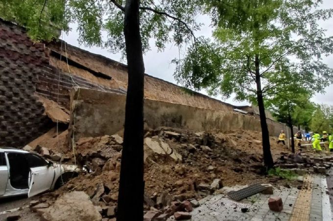 16일 오후 경기 오산시 가장동 가장교차로 인근에서 옹벽이 붕괴되며 차량 2대가 매몰되고 1명이 심정지 상태로 구조되는 사고가 발생했다. [사진=경기도소방재난본부]