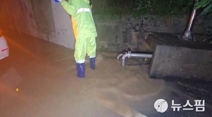 [대전=뉴스핌] 오영균 기자 = 17일 오전 1시 6분쯤 대전 유성구 용계동 사기막골 삼거리 지하차도에 급작스럽게 물이 차면서 차량 한 대가 침수됐다. [사진=송영훈 독자 제공] 2025.07.17 gyun507@newspim.com