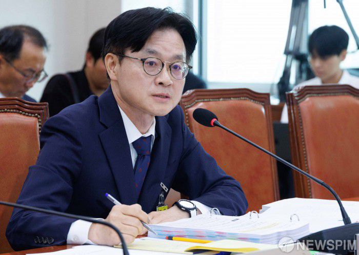 [서울=뉴스핌] 윤창빈 기자 = 김정관 산업통상자원부 장관 후보자가 17일 서울 여의도 국회 산업통상자원중소벤처기업위원회 전체회의에서 열린 인사청문회에서 의원 질의에 답변하고 있다. 2025.07.17 pangbin@newspim.com