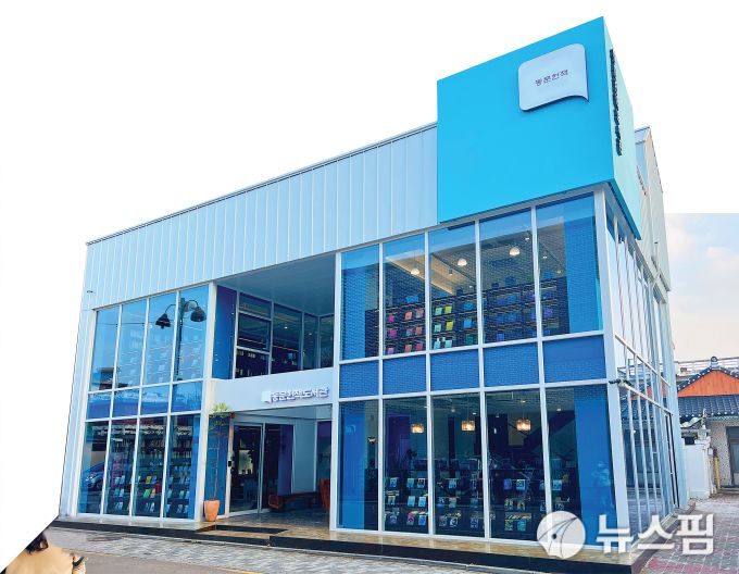 전주시 11개 특성화도서관이 '특별한 하루' 만드는 이색 프로그램을 '풍성'하게 제공하고 있다.[사진=동문헌책도서관] 2025.07.17 gojongwin@newspim.com