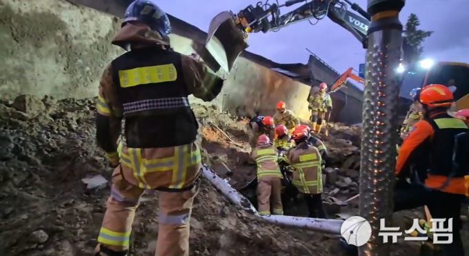 16일 저녁 경기 오산시 가장동 가장교차로 인근에서 옹벽이 붕괴되며 차량 2대가 매몰되는 사고가 발생했다. 이 사고로 매몰 차량 탑승자 중 1명이 숨진 것으로 추정된다. [사진=경기도소방재난본부]