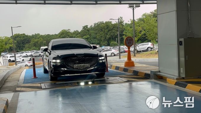 [천안=뉴스핌] 조수빈 기자 = 지난 15일 방문한 천안의 SK렌터카 오토옥션. 입고된 차량이 먼처 차량 하부 촬영을 위해 카메라 위를 지나고 있다. [사진=조수빈 기자] 2025.07.17 beans@newspim.com