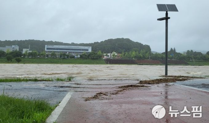 불어난 강물에 잠긴 대전 갑천 만년교 산책로 [사진=뉴스핌DB]
