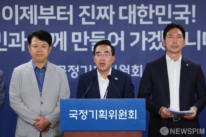 [서울=뉴스핌]  박홍근 국정기획위원회 기획분과장이 18일 서울 종로구 정부서울청사 창성동 별관에서 전세사기 피해자 간담회 사후 브리핑을 하고 있다.[사진=국정기획위원회] 2025.07.18photo@newspim.com