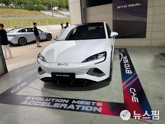 [용인=뉴스핌] 조수빈 기자 = 15일 용인 스피드웨이에서 BYD 전기 세단 씰의 시승 행사가 진행됐다. [사진=조수빈 기자] 2025.07.16 beans@newspim.com