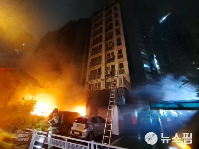 17일 밤 경기 광명시 소하동의 오크팰리스 아파트에서 화재가 발생해 중상자 5명을 포함해 총 17명의 인명피해가 발생했다. [사진=경기도소방재난본부]