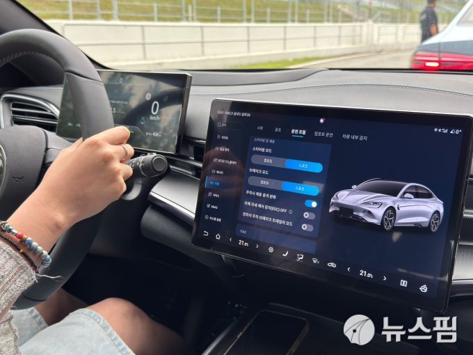 [용인=뉴스핌] 조수빈 기자 = 15일 용인 스피드웨이에서 BYD 전기 세단 씰의 시승 행사가 진행됐다. 사진은 차량 디스플레이 및 내부 사진. [사진=조수빈 기자] 2025.07.16 beans@newspim.com
