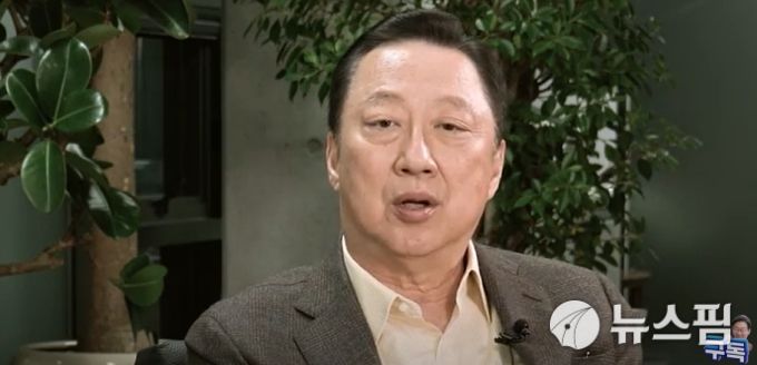 이재명 대통령이 미국 특사단장에 박용만 전 두산그룹 회장(전 대한상공회의소 회장)을 임명했다. 사진은 2022년 이재명 당시 대선 후보와 '만문명답' 대담을 진행 중인 박 전 회장 [사진=이재명 유튜브 캡쳐]