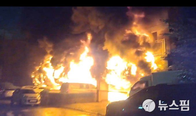 17일 오후 9시 5분경 광명시 소하동 소재 오크팰리스 아파트에서 대형 화재가 발생했다. [사진=경기도소방재난본부]