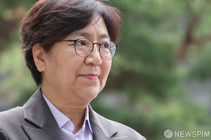 [서울=뉴스핌] 김학선 기자 = 정은경 보건복지부 장관 후보자가 30일 오전 서울 중구의 한 빌딩에 마련된 인사청문회 준비 사무실로 출근하고 있다. 2025.06.30 yooksa@newspim.com