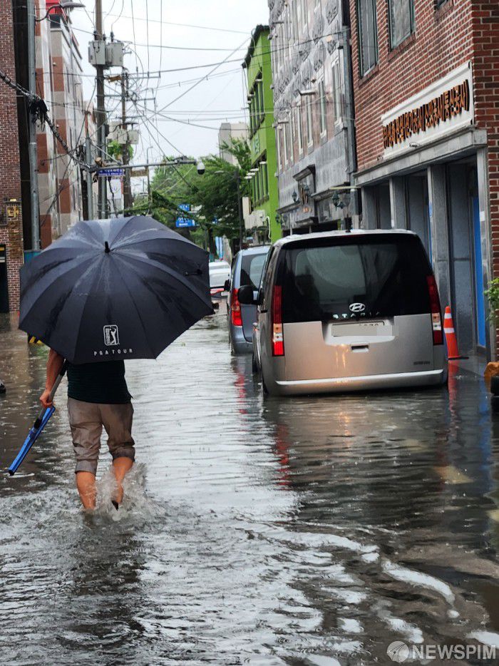 [광주=뉴스핌] 이휘경 기자 = 광주·전남 지역에 호우경보가 발효된 17일 광주 북구 용봉동 북구청 인근 주택가가 물에 잠겨있다. 2025.07.17 hkl8123@newspim.com