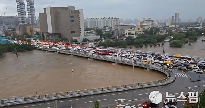 [광주=뉴스핌] 조은정 기자 = 호우 특보가 발효된 17일 오후 광주 서구 광천동 인근 광주천의 물이 불어나 전남 화순, 담양에서 밀려드는 퇴근길 차량들과 이 길을 지나는 챠량 등으로  정체가 빚어지고 있다. 2025.07.18 ej7648@newspim.com