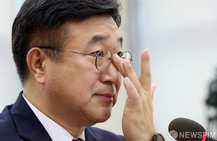 [서울=뉴스핌] 정일구 기자 = 윤호중 행정안전부 장관 후보자가 18일 오전 서울 여의도 국회 행정안전위원회에서 열린 인사청문회에서 안경을 고쳐 쓰고 있다. 2025.07.18 mironj19@newspim.com