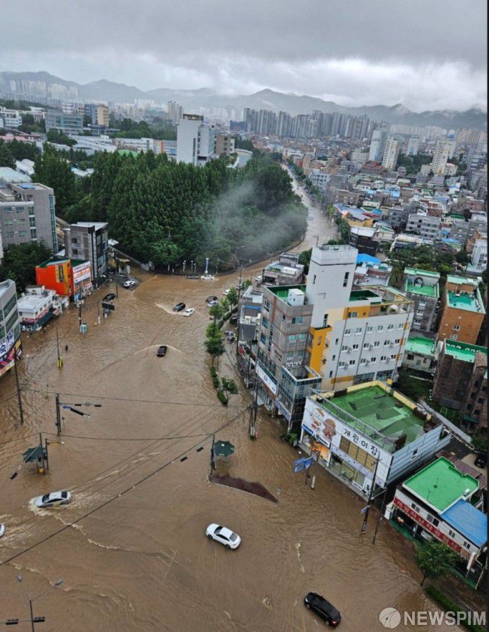 [광주=뉴스핌] 조은정 기자 =  17일 광주 북구 용봉동 전대 치대 인근 도로가 침수돼 차량이 멈춰서있다. 광주와 전남지역에 호우경보가 발효된 가운데 최대 150㎜가 넘는 폭우가 쏟아져 도로가 침수되고 건물이 잠기는 등 피해가 속출하고 있다. [사진=독자제공]ej7648@newspim.com