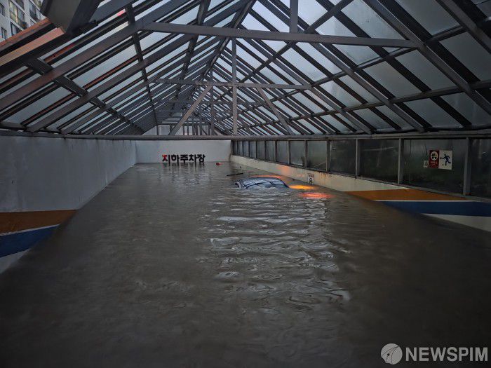 [광주=뉴스핌] 조은정 기자 = 광주 전역에 폭우가 쏟아진 17일 광주 서구 쌍촌동 한 아파트 지하주차장이 물에 완전히 잠겨 출입이 통제 되고 있다. [사진=독자제공] 2025.07.18 ej7648@newspim.com