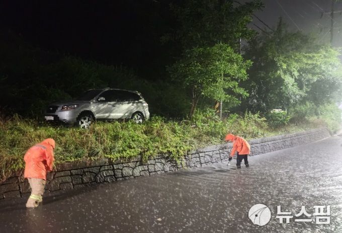 침수된 평택시 한 도로. [사진=경기도소방재난본부]