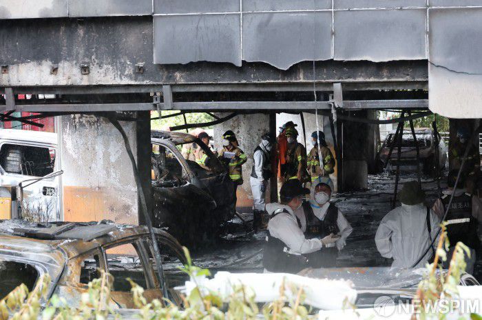 [광명=뉴스핌] 김학선 기자 = 전날 주차장에서 발생한 화재로 다수의 인명피해가 발생한 경기도 광명시 소하동 한 아파트에서 18일 오전 경찰과 소방 등 관계자들이 현장을 살펴보고 있다. 2025.07.18 yooksa@newspim.com