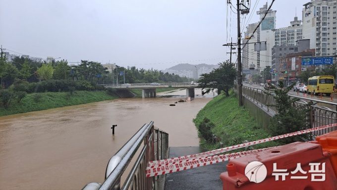 경기도 광명시 목감천 출입을 폭우로 인해 통제하고 있다. [사진=뉴스핌 DB]