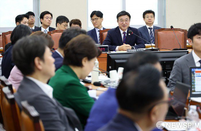 [서울=뉴스핌] 정일구 기자 = 윤호중 행정안전부 장관 후보자가 18일 오전 서울 여의도 국회 행정안전위원회에서 열린 인사청문회에서 의원 질의에 답하고 있다. 2025.07.18 mironj19@newspim.com