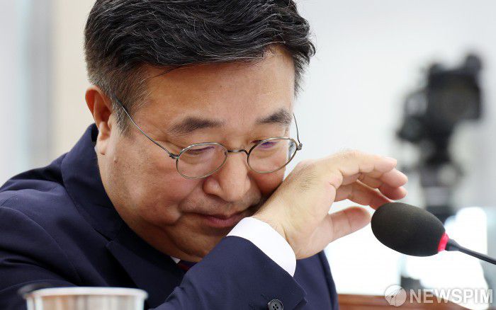[서울=뉴스핌] 정일구 기자 = 윤호중 행정안전부 장관 후보자가 18일 오전 서울 여의도 국회 행정안전위원회에서 열린 인사청문회에서 의원 질의를 경청하고 있다. 2025.07.18 mironj19@newspim.com