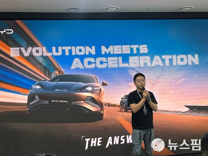 [용인=뉴스핌] 조수빈 기자 = 조인철 BYD코리아 승용 부문 대표는 이날 시승에 앞서 기자들과 만나 BYD 씰에 대한 상품 설명을 했다. [사진=조수빈 기자] 2025.07.16 beans@newspim.com