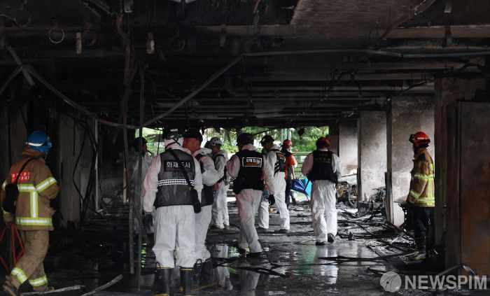 [광명=뉴스핌] 김학선 기자 = 전날 주차장에서 발생한 화재로 다수의 인명피해가 발생한 경기도 광명시 소하동 한 아파트에서 18일 오전 경찰과 소방 등 관계자들이 현장을 살펴보고 있다. 2025.07.18 yooksa@newspim.com