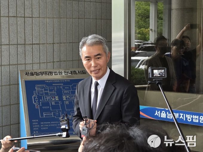 [서울=뉴스핌] 최수아 기자 = 가상자산 '위믹스(WEMIX)'의 유통량을 조작한 혐의로 기소된 장현국 전 위메이드 대표(현 넥써쓰 대표)가 15일 1심에서 무죄를 선고받고 기자들의 질문에 답하고 있다. 2025.07.15 geulmal@newspim.com