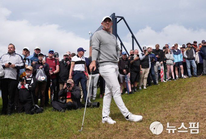 [포트러시 로이터 =뉴스핌] 박상욱 기자 = 매킬로이가 18일 디오픈 챔피언십 1라운드 2번홀에서 앞조의 경기를 지켜보고 있다. 2025.7.18 psoq1337@newspim.com