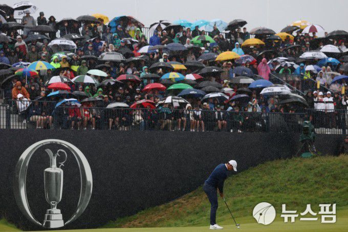 [포트러시 로이터 =뉴스핌] 박상욱 기자 = 매킬로이가 19일 디오픈 챔피언십 2라운드 18번홀 그린에서 퍼팅하고 있다. 2025.7.19 psoq1337@newspim.com
