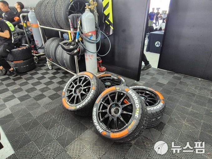 [인제=뉴스핌] 김승현 기자 = 강원 인제스피디움에서 개최 중인 2025 람보르기니 슈퍼 트로페오' 아시아 시리즈 4라운드에 출전한 우라칸 슈퍼 트로페오 에보2에 장착되기 위해 대기 중인 한국타이어 벤투스. 2025.07.19 kimsh@newspim.com