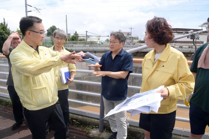 강기정 광주시장이 19일 폭우로 큰 피해를 입은 북구 신안교 일원을 찾아 피해상황을 살펴보고 관계부서에 빠른 복구 지원을 지시하고 있다. [사진=광주광역시] 2025.07.19 hkl8123@newspim.com