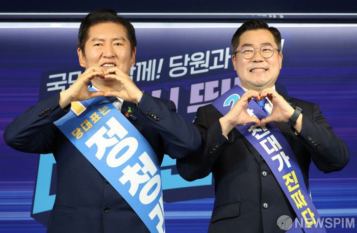 [서울=뉴스핌] 정일구 기자 = 정청래, 박찬대 더불어민주당 대표 후보가 19일 오후 서울 여의도 중앙당사에서 열린 당대표·최고위원 선출을 위한 충청권(대전·세종·충남·충북) 합동연설회에서 기념촬영을 하고 있다. 2025.07.19 mironj19@newspim.com