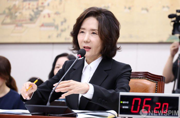 [서울=뉴스핌] 정일구 기자 = 이진숙 부총리 겸 교육부 장관 후보자가 16일 오전 서울 여의도 국회 교육위원회에서 열린 인사청문회에서 의원 질의에 답하고 있다. 2025.07.16 mironj19@newspim.com