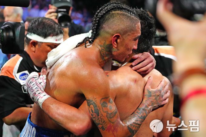 [라스베이거스 로이터=뉴스핌] 장환수 스포츠전문기자= 매니 파키아오와 마리오 바리오스가 무승부로 경기가 끝난 뒤 진한 포옹을 하고 있다. 2025.07.20 zangpabo@newspim.com