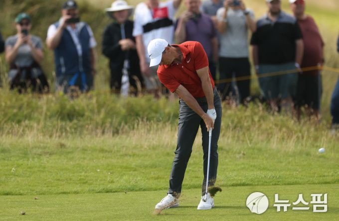 [포트러시 로이터=뉴스핌] 장환수 스포츠전문기자= 로리 매킬로이가 20일 끝난 디오픈 3라운드 10번 홀에서 아이언 샷을 하고 있다. 2025.07.20 zangpabo@newspim.com
