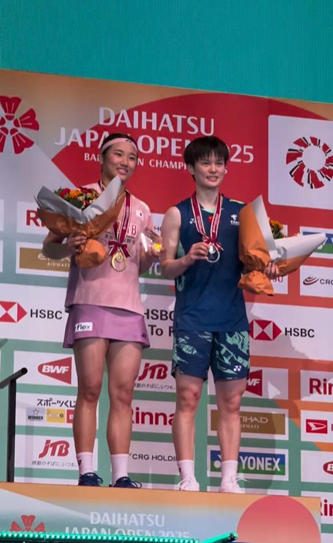 [서울=뉴스핌] 장환수 스포츠전문기자= 안세영(왼쪽)이 20일 일본오픈 여자 단식 결승에서 우승한 뒤 중국의 왕즈이와 시상대에 올랐다. [사진=BWF 동영상 캡처] 2025.07.20 zangpabo@newspim.com
