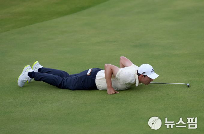 [포트러시 로이터=뉴스핌] 장환수 스포츠전문기자= 맷 피츠패트릭이 20일 끝난 디오픈 3라운드 18번 홀에서 그린에 엎드려 퍼팅라인을 읽고 있다. 2025.07.20 zangpabo@newspim.com