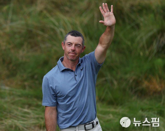 [포트러시 로이터 =뉴스핌] 박상욱 기자 = 매킬로이가 21일 디오픈 챔피언십 최종일 18번홀에서 홈팬들에게  인사하고 있다. 2025.7.21 psoq1337@newspim.com
