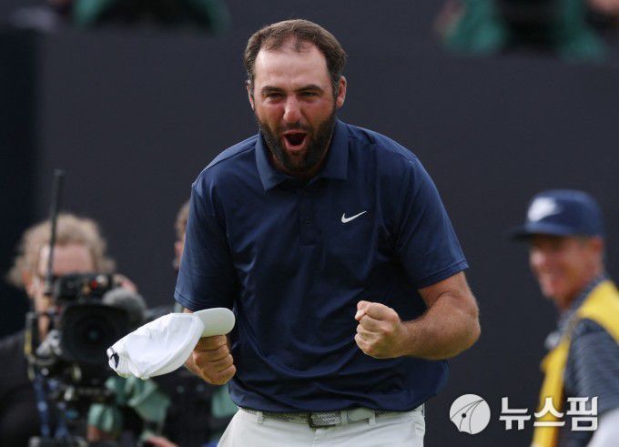 [포트러시 로이터 =뉴스핌] 박상욱 기자 = 셰플러가 21일 디오픈 챔피언십 최종일 18번홀에서 우승을 확정짓고 기뻐하고 있다. 2025.7.21 psoq1337@newspim.com