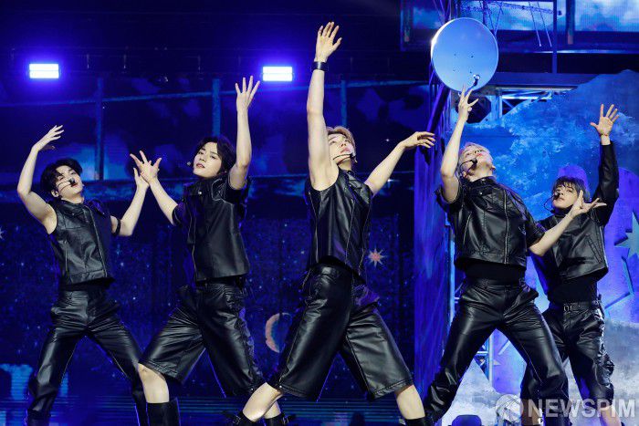 [서울=뉴스핌] 류기찬 인턴기자 = 보이그룹 투모로우바이투게더가 21일 오후 서울 동대문구 경희대학교 평화의 전당에서 열린 정규 4집 '별의 장: TOGETHER' 앨범 발매 쇼케이스에서 무대를 선보이고 있다. 타이틀곡인 '뷰티풀 스트레인저스'(Beautiful Strangers)는 몽환적인 피아노 라인과 강렬한 신디사이저 사운드의 대비가 돋보이는 곡이다. 2025.07.21 ryuchan0925@newspim.com