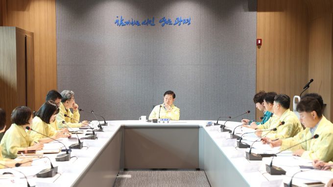 박승원 광명시장이 지난 20일 오후 시청 컨퍼런스룸에서 열린 '소하동 아파트 화재 재난안전대책본부 대책회의'에서 피해 주민들이 하루빨리 일상으로 돌아갈 수 있도록 세심하고 촘촘한 지원에 나설 것을 당부하고 있다. [사진=광명시]